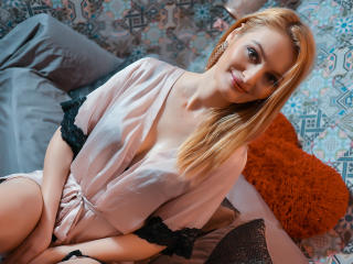 Ambraa - Webcam intime avec une Sublime jeune demoiselle sexy à petits seins sur le site XloveCam 
