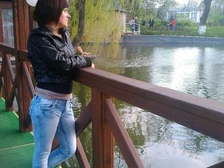 CarlyiceCream - Live cam hard avec cette Très belle jeune fille très sexy à la crinière brune sur le service Xlove 