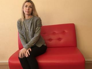 EvelynHard - Show live hard avec une Sacrée jeune fille sexy avec des cheveux blonds naturels sur Xlove 