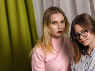 JoyElizaAndPia - Chat porn with this Lesbian with average boobs 