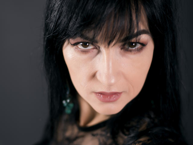 BelaMoretti - Show exciting with a shaved vagina Mature 