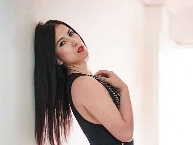 SofiaCollins - Spectacle hard avec une Très belle jeune model hot de type latino sur le service Xlove 