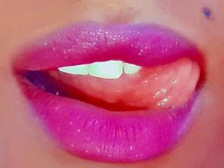 Suzibellabr - Webcam hard avec une Femmes avec des cheveux bruns foncés sur Xlove 