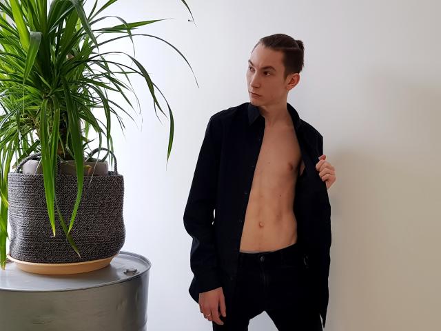 MaxAugust - Show live nude with a Men sexually attracted to the same sex 