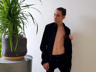 MaxAugust - Live chat sexy avec ce Homme aux cheveux châtain  