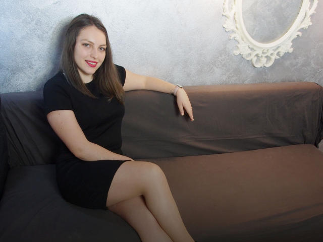 ImLuna - Chat live exciting with this Young lady with regular melons 