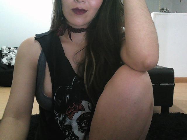 JuliaHott - Chat live sexy with this charcoal hair Sexy babes 