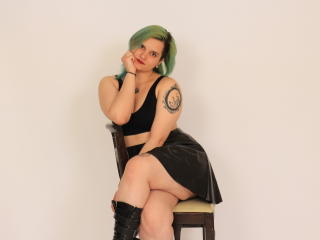 Shiveraltty - Live cam xXx avec cette jeune canon hot épilée sur le site Xlove 