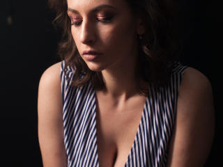 RaspBerryWine - Chat cam hard avec cette Magnifique maîtresse très sexy avec des seins bien proportionnés sur le site Xlovecam.com 