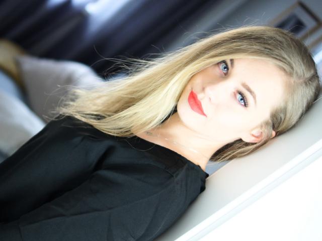 HollyCandyX - Show hot avec cette Magnifique jeune canon bien roulée avec des beaux nichons  