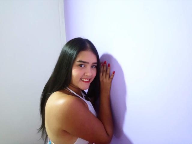 PrincessSweet - Chat cam porn avec cette Belle jeune model sexy au sexe complètement tondu sur la plateforme Xlovecam 