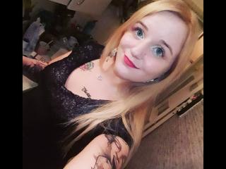 MissJuicyHot - chat online exciting with this Young and sexy lady with immense hooters 