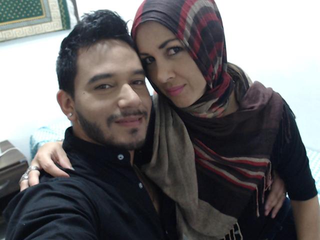 ThorandFreya69 con capelli scuri, barba, e una maglietta nera, e ThorandFreya69 con un foulard marrone e rosso, una maglietta nera, e le braccia intorno l'altra, sorridenti in un selfie..