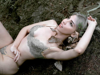 ScarlettMontiel - Web cam hard avec cette Belle jeune model sexy épilée sur le site Xlovecam 