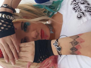 AleQuinn - Web cam xXx avec cette Séduisante jeune fille très sexy blonde cendré sur Xlove 
