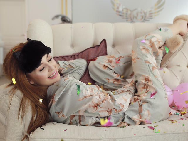 AttractiveReese - Chat hard with this Young and sexy lady with standard titties 