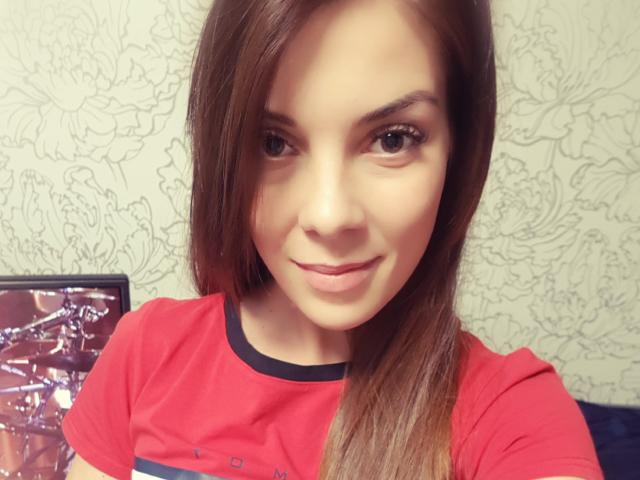 AnnaFiree - Webcam live en direct avec une Sacrée model avec des cheveux bruns sur le site Xlovecam 