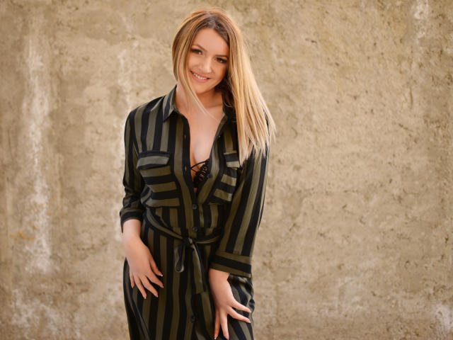 TynaHelenne - chat online nude with a Girl with small hooters 