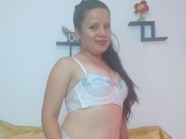 WildEmelyHot - Chat live porn avec cette Femmes épilée  