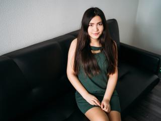 MaggyFlower - chat online nude with a 18+ teen woman with average boobs 