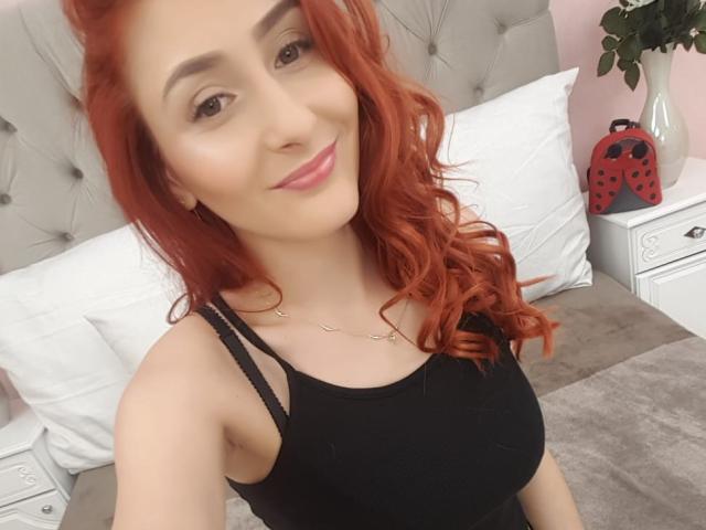 IrisVenetta - Chat live porn avec une Resplendissante jeune beauté bien roulée avec des cheveux roux sur XloveCam 