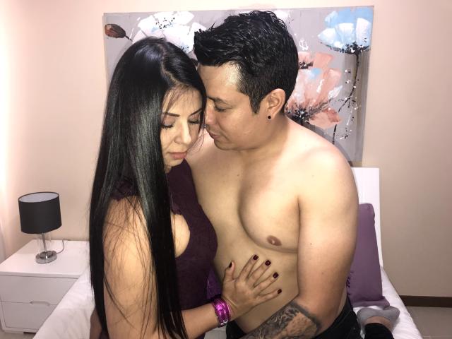 WildGlamCouple - Webcam excitant avec un Couple brun foncé sur la plateforme Xlovecam.com 