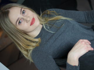 Lillymiracle - Chat en direct avec une Splendide jeune jeune camgirl plutôt filiforme sur le service Xlovecam.com 