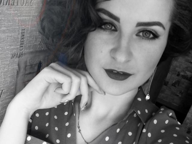 SueUniverse - Chat live sex avec une Admirable jeune nana hot avec un physique naturel  