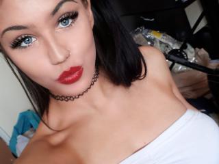 LeonaForReal - Live xXx with this shaved vagina Girl 