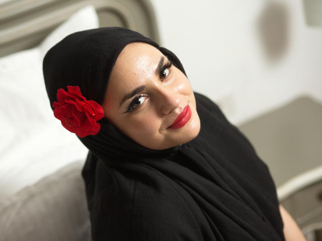 Reeyna - chat online hard with this standard body Girl 