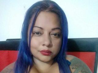 CurvyLinna - Live cam porno avec cette Femmes avec une chatte poilue sur le site Xlove 