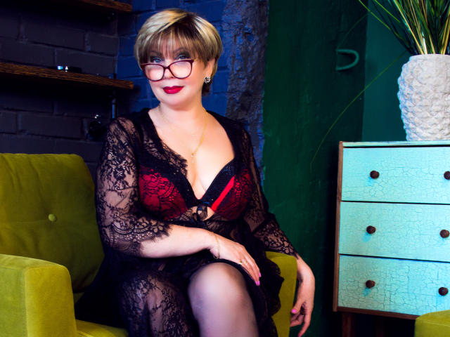 BlondSexyMature - Live chat x with a standard boobs size Mature 