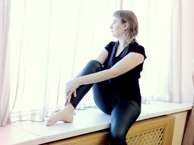 AliceMi - Spectacle excitant avec une étonnante maîtresse hot au physique gracieux sur le site Xlovecam 