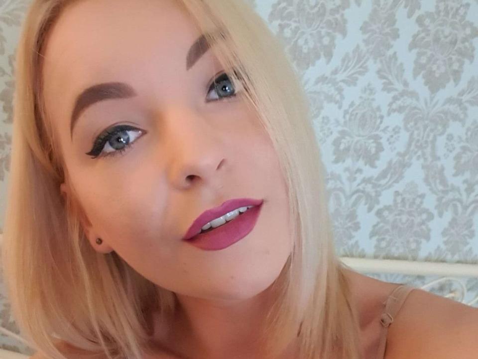 CoffeeWithMilk - Show live porno avec une éclatante beauté sexy blanche  