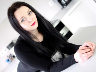 QueenZoe - Chat xXx with a White 18+ teen woman 