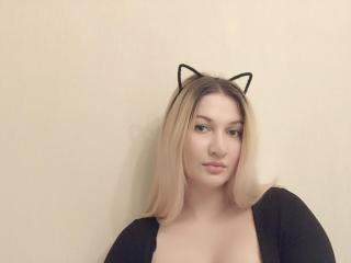 AliceheavyTits - Spectacle excitant avec une Incroyable jeune model bien roulée ayant une belle paire de seins sur le service XloveCam 