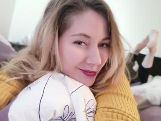 BlondeLacy - Live cam x with this standard build 18+ teen woman 