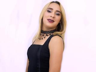 CamilaLorens - Live chat porn avec cette Trans blonde cendré  
