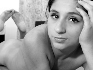 Leslyrose - Live cam porn avec une Belle bombe hot à la poitrine minimale sur le service Xlovecam.com 