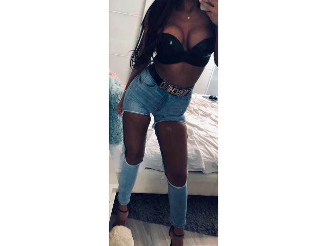 JuliaJoy - Webcam live sex with this athletic build Girl 