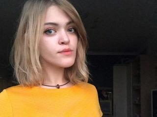 MeggyLee - Chat live hot with a shaved intimate parts College hotties 