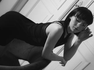 AlexisDate69 - Spectacle sexe avec cette éblouissante jeune femme très sexy avec des seins tenant dans la main sur le site Xlovecam 