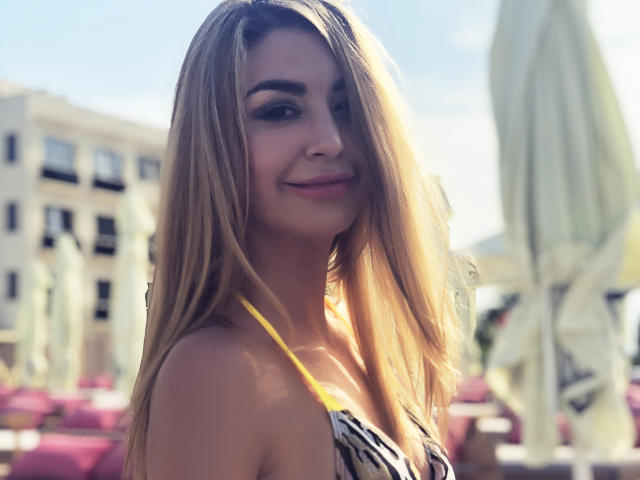 AttractiveReese - Webcam sex avec cette Ravissante jeune bombe bien roulée occidentale sur le service X Love Cam 