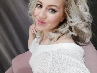 BlondieDee - Web cam sex with a muscular build Young and sexy lady 