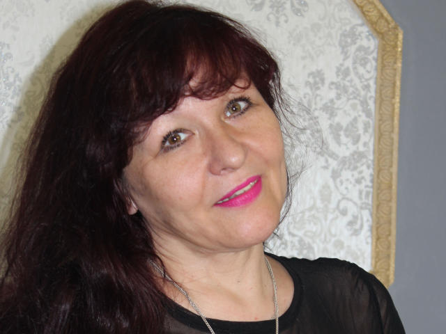 AliciaSkinner - Live chat x avec une Femmes brune  