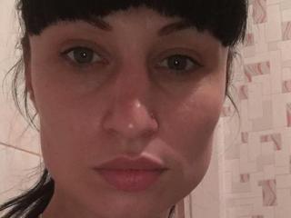 SunnyKaren - Chat live sex avec cette Séduisante jeune beauté en chaleur avec des beaux seins sur le service Xlovecam 