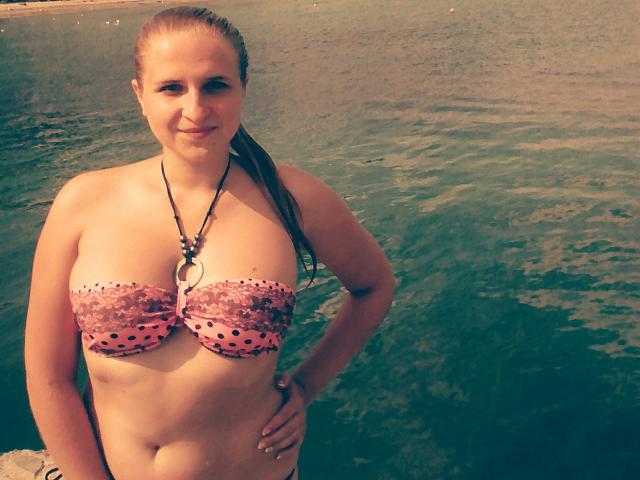 AlinaRasp - Live x avec cette Superbe demoiselle bien roulée avec des cheveux blonds ambrés sur le site Xlovecam 