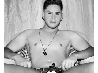 DerrickBigX - Spectacle intime avec ce Gay avec le sexe totalement tondu sur la plateforme Xlovecam.com 