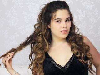 AbbyBi - Live cam porn avec une Merveilleuse jeune model bien roulée avec des seins tenant dans la main sur Xlovecam.com 