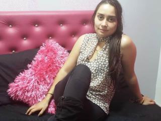 Samyh69 - Live chat sexy with this shaved pussy Girl 